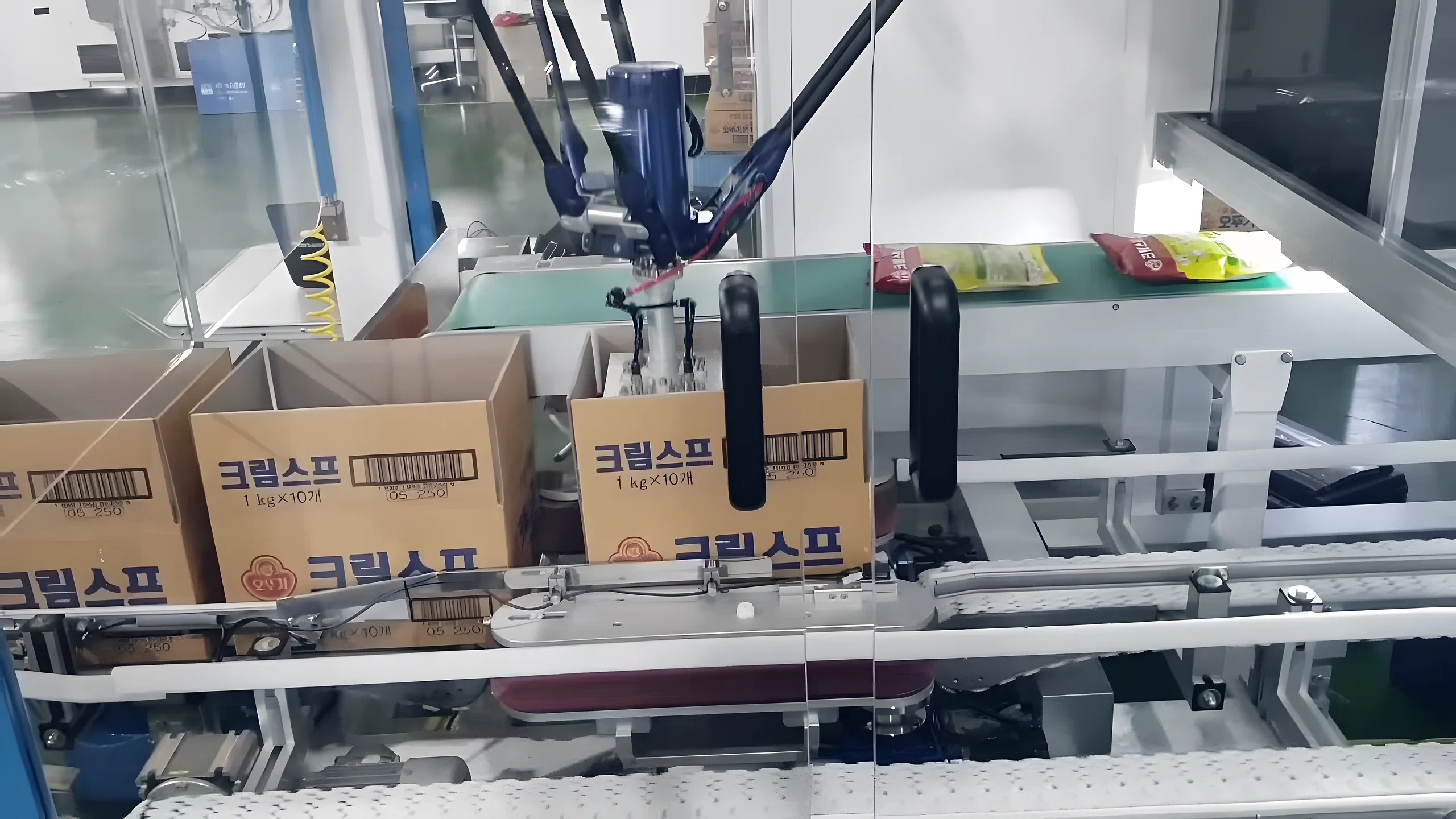 카톤 위의 델타 로봇